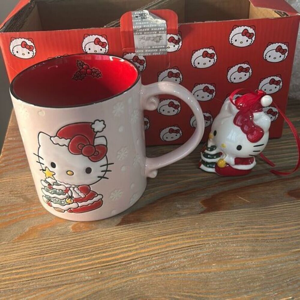 HELLO KITTY SANRIO HOLIDAY MUG AND ORNAMENT SET‎